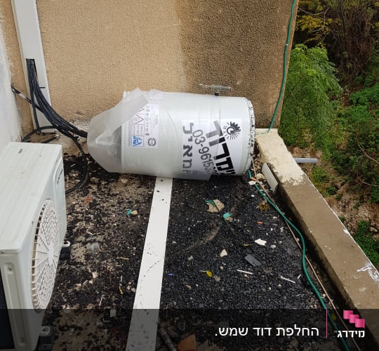 דוד שמש מונח על גג ליד מזגן